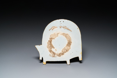 Rare plaque en fa&iuml;ence polychrome de Delft en forme d'un cage &agrave; deux oiseaux, 18&egrave;me