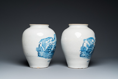 Paire de pots &agrave; tabac en fa&iuml;ence de Delft en bleu et blanc aux sujets maritimes, 18&egrave;me