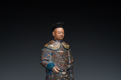 Een Chinese beschilderde terracotta figuur van een mandarijn, Canton, 19e eeuw