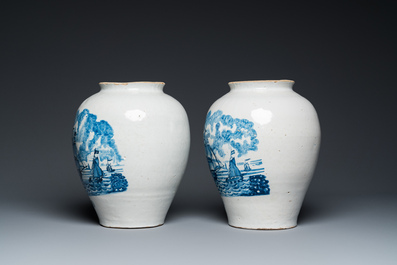 Paire de pots &agrave; tabac en fa&iuml;ence de Delft en bleu et blanc aux sujets maritimes, 18&egrave;me