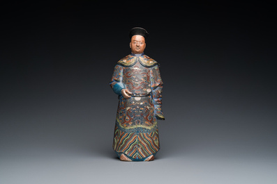 Een Chinese beschilderde terracotta figuur van een mandarijn, Canton, 19e eeuw