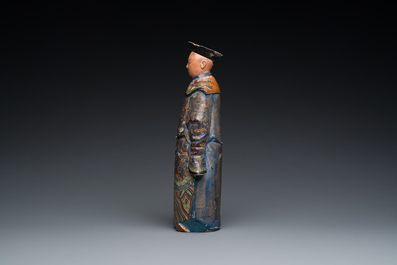 Een Chinese beschilderde terracotta figuur van een mandarijn, Canton, 19e eeuw