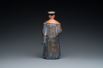Een Chinese beschilderde terracotta figuur van een mandarijn, Canton, 19e eeuw