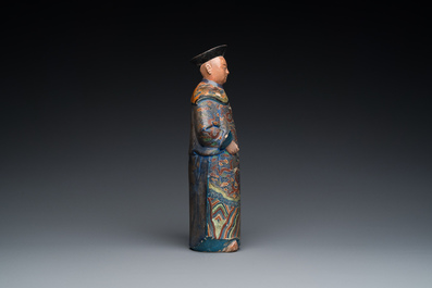Een Chinese beschilderde terracotta figuur van een mandarijn, Canton, 19e eeuw