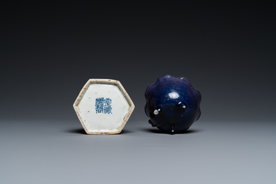 Een Chinese jaune biscuit penselenwasser en een aubergine-geglazuurde waterdruppelaar, Kangxi