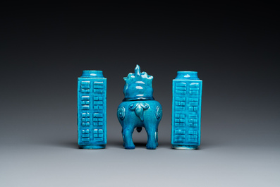 Een paar Chinese turquoise 'cong' vazen en een 'luduan' wierookbrander, 19/20e eeuw
