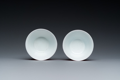 Een paar Chinese monochrome robijnrode koppen en schotels, 19/20e eeuw
