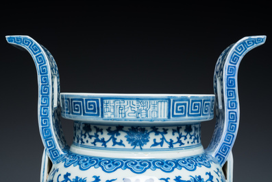 Een Chinese blauw-witte driepotige wierookbrander, Daoguang merk en periode