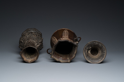 Drie Chinese bronzen vazen, 17e eeuw en later
