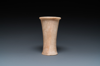 Un vase et une coupe en alb&acirc;tre, Egypte, Ancien Empire