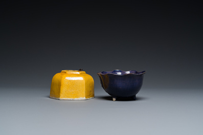 Een Chinese jaune biscuit penselenwasser en een aubergine-geglazuurde waterdruppelaar, Kangxi