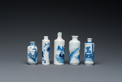 Vijf Chinese blauw-witte snuifflessen, 19e eeuw