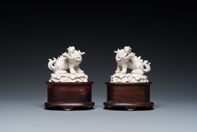Een paar Chinese Dehua blanc de Chine sculpturen van xiezhi, wellicht Kangxi