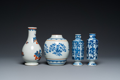 Drie Chinese blauw-witte vaasjes en een Imari-stijl vaasje, Kangxi