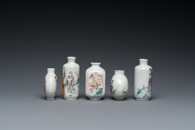 Vijf Chinese famille rose snuifflessen, 19/20e eeuw