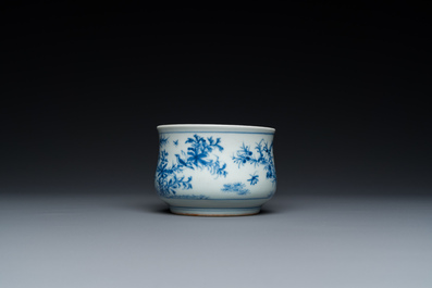 Een Chinese blauw-witte wierookbrander met vogels en bloesemtakken, 19e eeuw