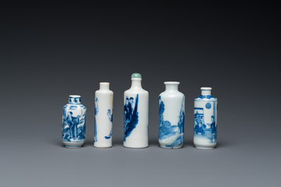 Vijf Chinese blauw-witte snuifflessen, 19e eeuw
