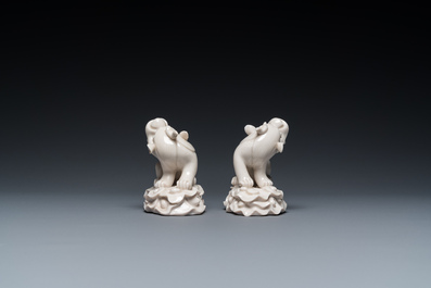 Een paar Chinese Dehua blanc de Chine sculpturen van xiezhi, wellicht Kangxi