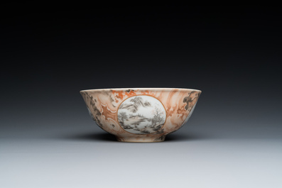 Een Chinese faux-bois kom met grisaille medaillons, Qianlong merk, Republiek