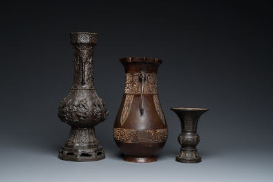 Drie Chinese bronzen vazen, 17e eeuw en later