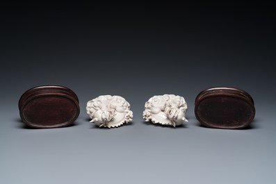 Een paar Chinese Dehua blanc de Chine sculpturen van xiezhi, wellicht Kangxi