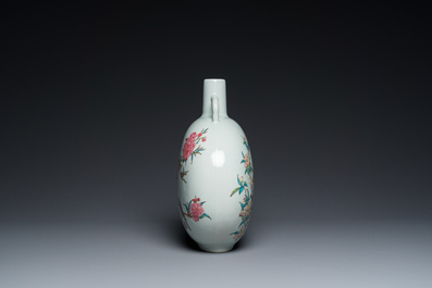 Vase de forme 'bianhu' en porcelaine de Chine famille rose &agrave; d&eacute;cor d'oiseaux parmi des branches fleuries, marque de Yongzheng, 20&egrave;me