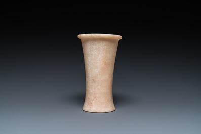 Un vase et une coupe en alb&acirc;tre, Egypte, Ancien Empire