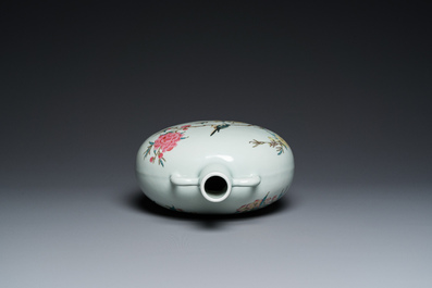 Vase de forme 'bianhu' en porcelaine de Chine famille rose &agrave; d&eacute;cor d'oiseaux parmi des branches fleuries, marque de Yongzheng, 20&egrave;me