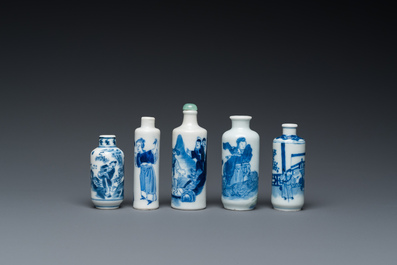 Vijf Chinese blauw-witte snuifflessen, 19e eeuw