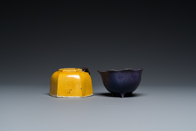 Een Chinese jaune biscuit penselenwasser en een aubergine-geglazuurde waterdruppelaar, Kangxi