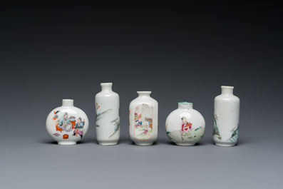 Vijf Chinese famille rose snuifflessen, 19/20e eeuw
