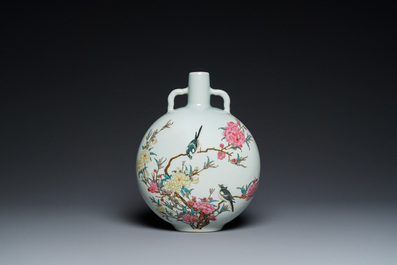 Vase de forme 'bianhu' en porcelaine de Chine famille rose &agrave; d&eacute;cor d'oiseaux parmi des branches fleuries, marque de Yongzheng, 20&egrave;me