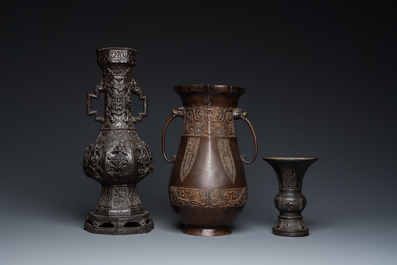 Drie Chinese bronzen vazen, 17e eeuw en later