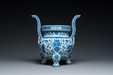Een Chinese blauw-witte driepotige wierookbrander, Daoguang merk en periode