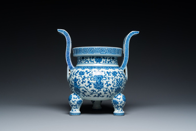 Een Chinese blauw-witte driepotige wierookbrander, Daoguang merk en periode
