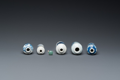 Vijf Chinese blauw-witte snuifflessen, 19e eeuw