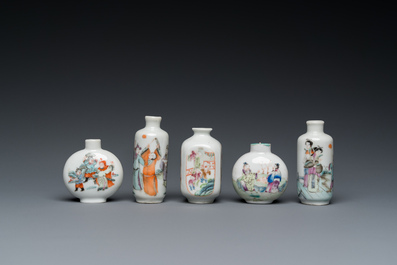 Vijf Chinese famille rose snuifflessen, 19/20e eeuw