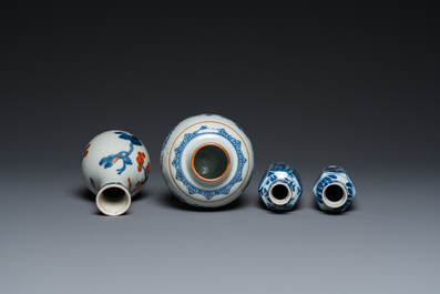 Drie Chinese blauw-witte vaasjes en een Imari-stijl vaasje, Kangxi