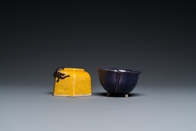 Een Chinese jaune biscuit penselenwasser en een aubergine-geglazuurde waterdruppelaar, Kangxi