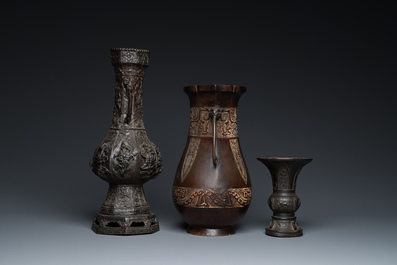 Drie Chinese bronzen vazen, 17e eeuw en later