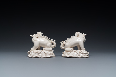 Een paar Chinese Dehua blanc de Chine sculpturen van xiezhi, wellicht Kangxi