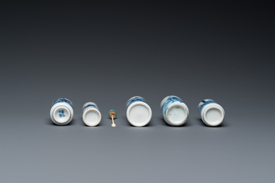 Vijf Chinese blauw-witte snuifflessen, 19e eeuw