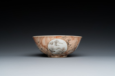 Een Chinese faux-bois kom met grisaille medaillons, Qianlong merk, Republiek