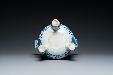Een Chinese blauw-witte driepotige wierookbrander, Daoguang merk en periode