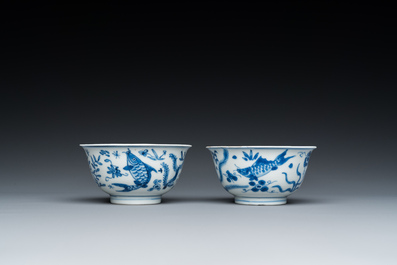 Een paar Chinese blauw-witte koppen en schotels met karpers, Kangxi