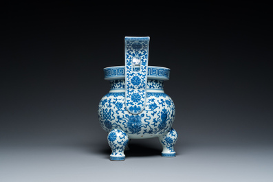 Een Chinese blauw-witte driepotige wierookbrander, Daoguang merk en periode