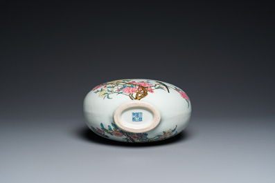 Vase de forme 'bianhu' en porcelaine de Chine famille rose &agrave; d&eacute;cor d'oiseaux parmi des branches fleuries, marque de Yongzheng, 20&egrave;me