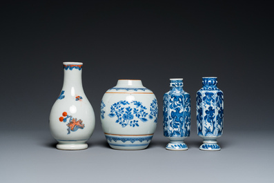 Drie Chinese blauw-witte vaasjes en een Imari-stijl vaasje, Kangxi