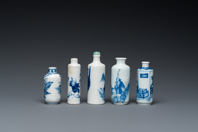Vijf Chinese blauw-witte snuifflessen, 19e eeuw