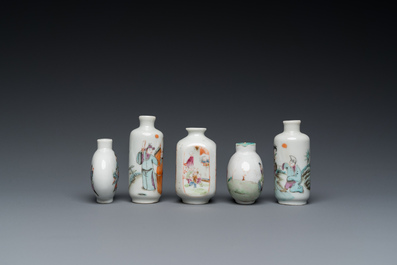 Vijf Chinese famille rose snuifflessen, 19/20e eeuw